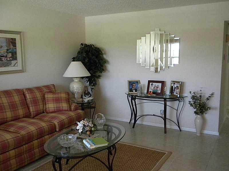 574 Mansfield M, Unit 574 Boca Raton, FL 33434 - Photo 7 of 14 Exterior Front