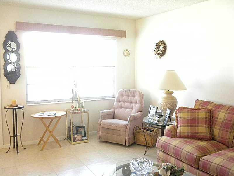 574 Mansfield M, Unit 574 Boca Raton, FL 33434 - Photo 8 of 14 Exterior Front
