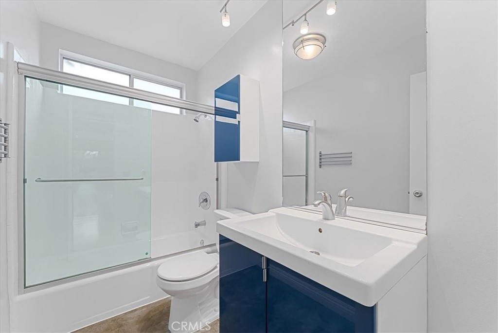 1527 Princeton Street, Unit 2 Santa Monica, CA 90404 - Photo 5 of 11 a bathroom with a sink toilet and shower