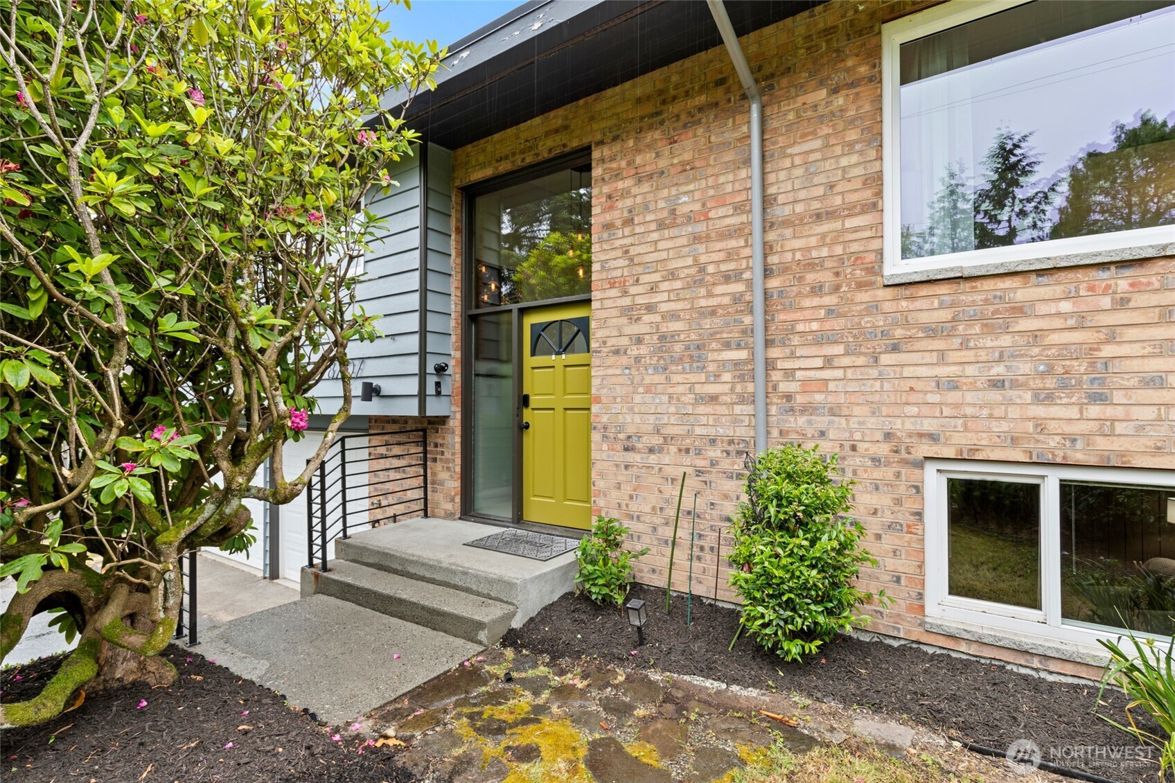 8707 Maple Lane Edmonds, WA 98026 - Photo 2 of 40