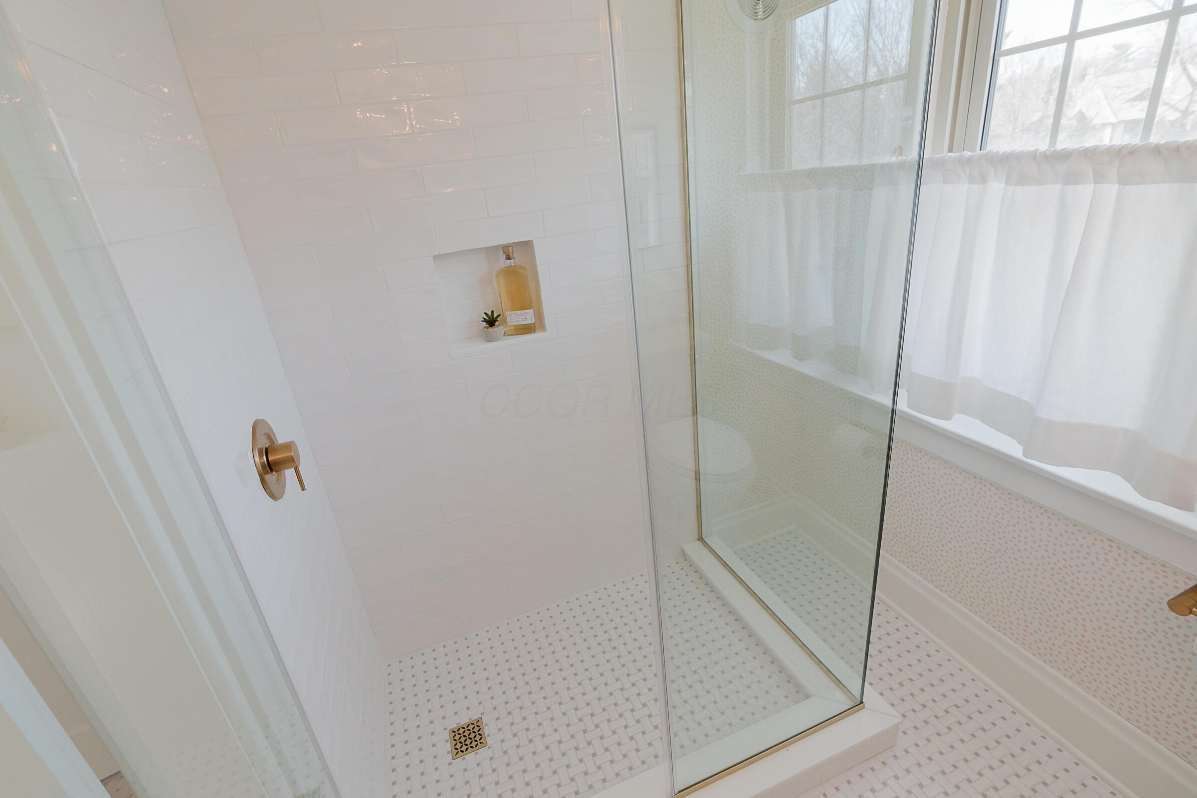 22 Preston Road Columbus, OH 43209 - Photo 49 of 63 Ensuite full bathroom