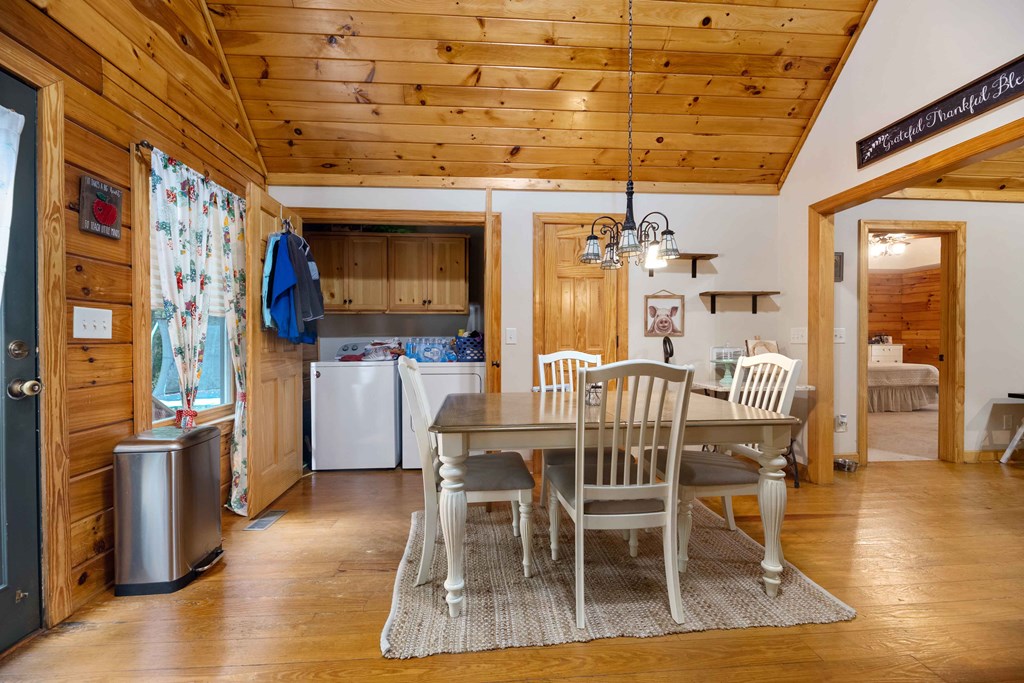 33 Most High Ridge Hamilton, GA 31811 - Photo 14 of 36 Breakfast area with laundry