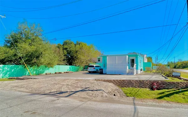 $1,600 | 927 27th Street, Dickinson, TX 77539