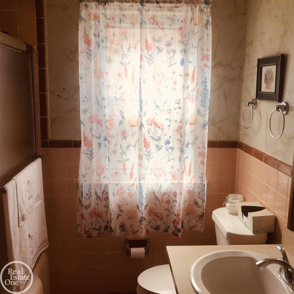 677 Vernier Road Grosse Pointe, MI 48236 - Photo 6 of 12 50015479-5.JPG