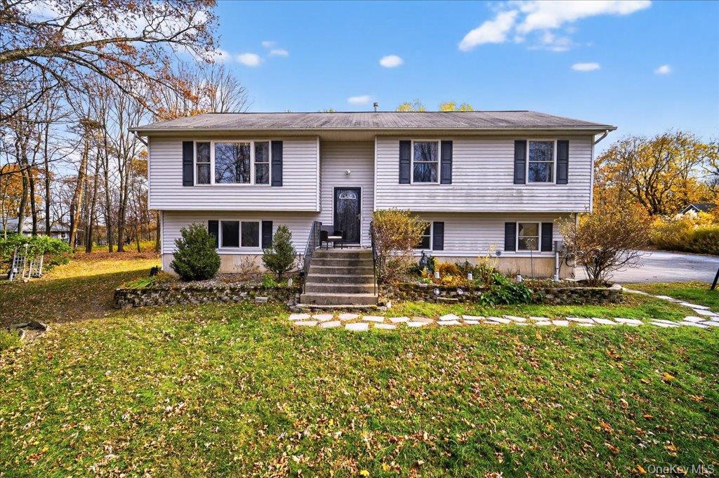 Bi-level home featuring a front yard