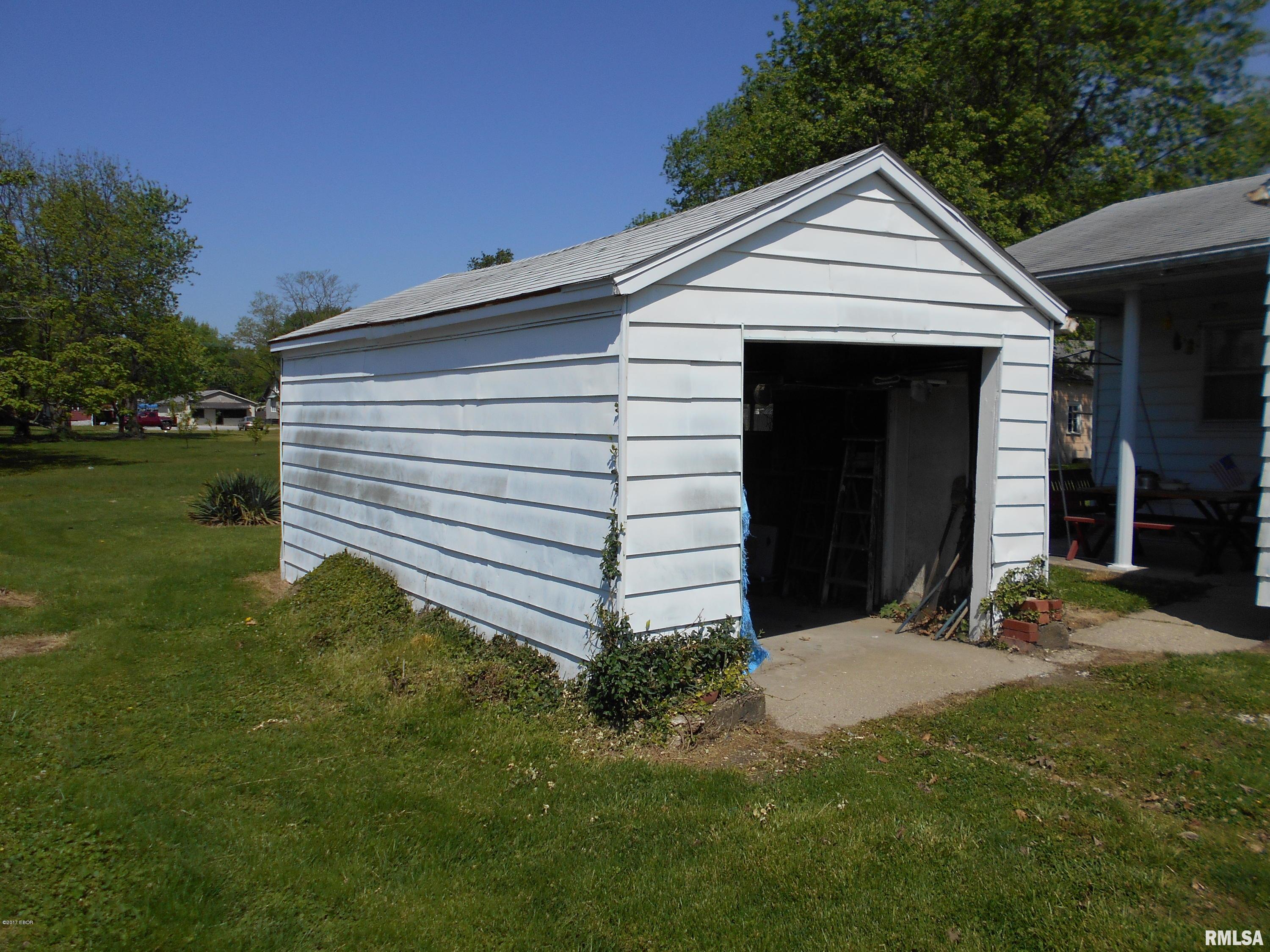 432 South Locust Street Flora, IL 62839 - Photo 8 of 34 Gallery Image 8