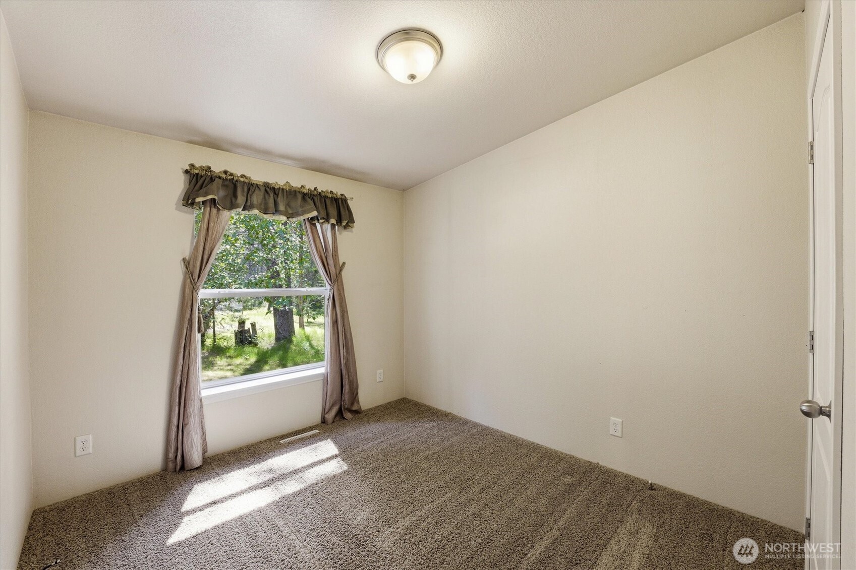 1142 Driskill Road Newport, WA 99156 - Photo 21 of 40 an empty room with a window