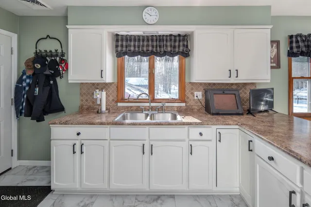 $330,000 | 437 East Lucille Lane, Rotterdam, NY 12306