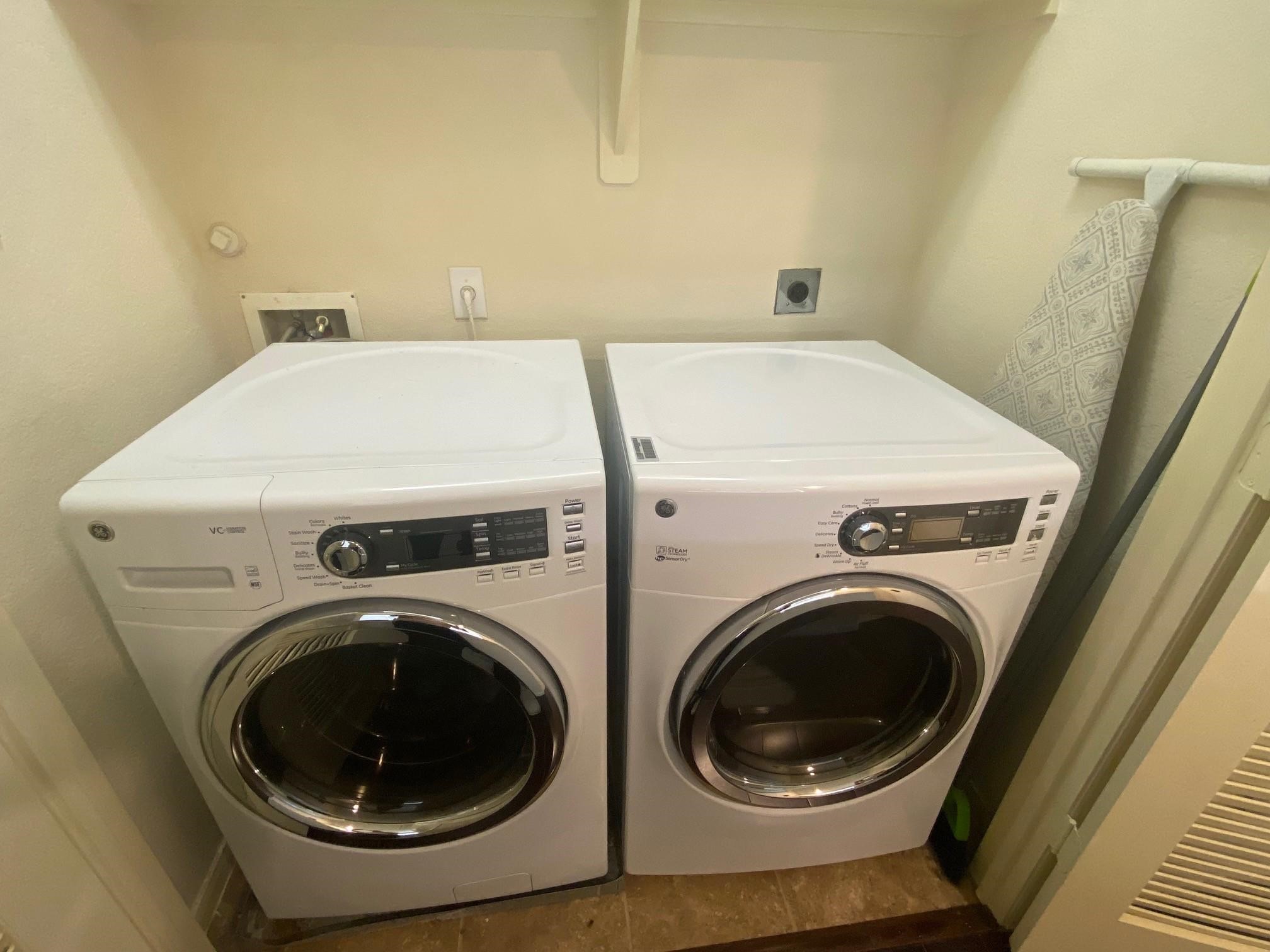 3209 Clearview Circle Houston, TX 77025 - Photo 13 of 13 a utility room with dryer and washer