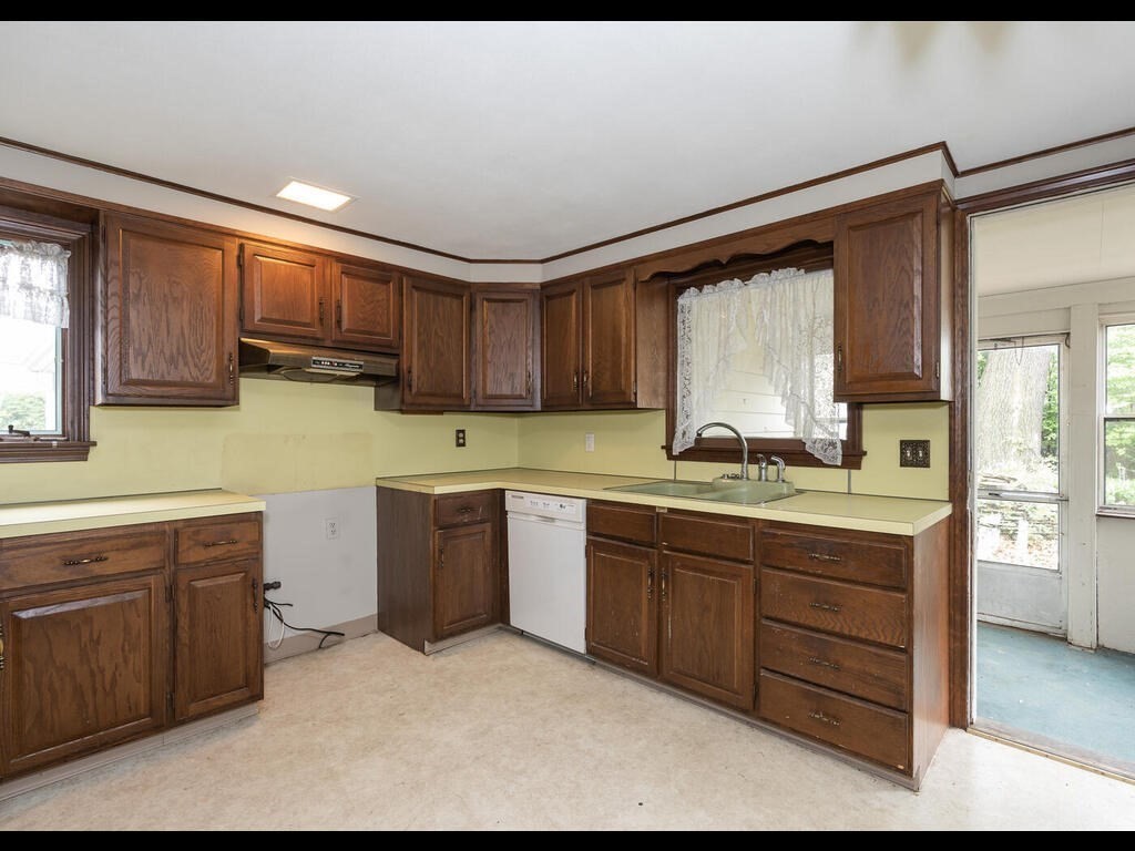 51 Oregon Street Springfield, MA 01118 - Photo 8 of 22