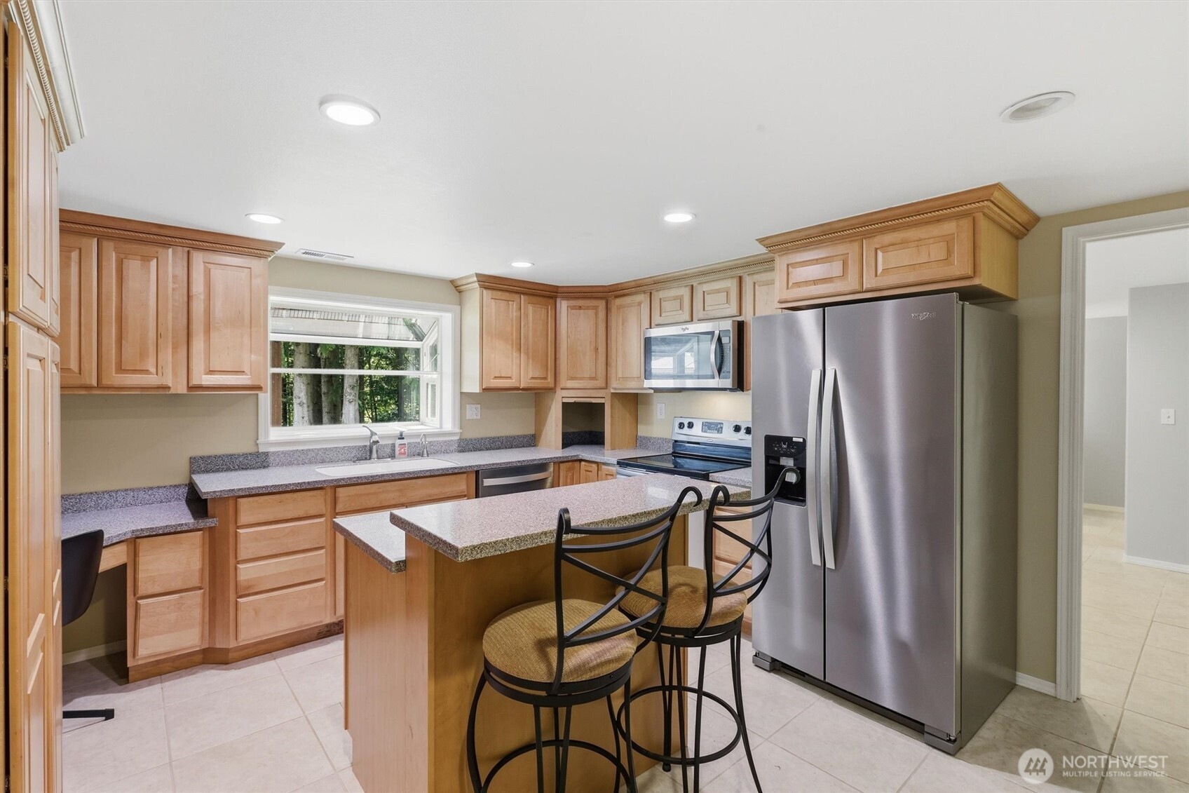5523 East Wishon Road Snohomish, WA 98290 - Photo 28 of 39 a kitchen with stainless steel appliances a refrigerator a table and chairs in it