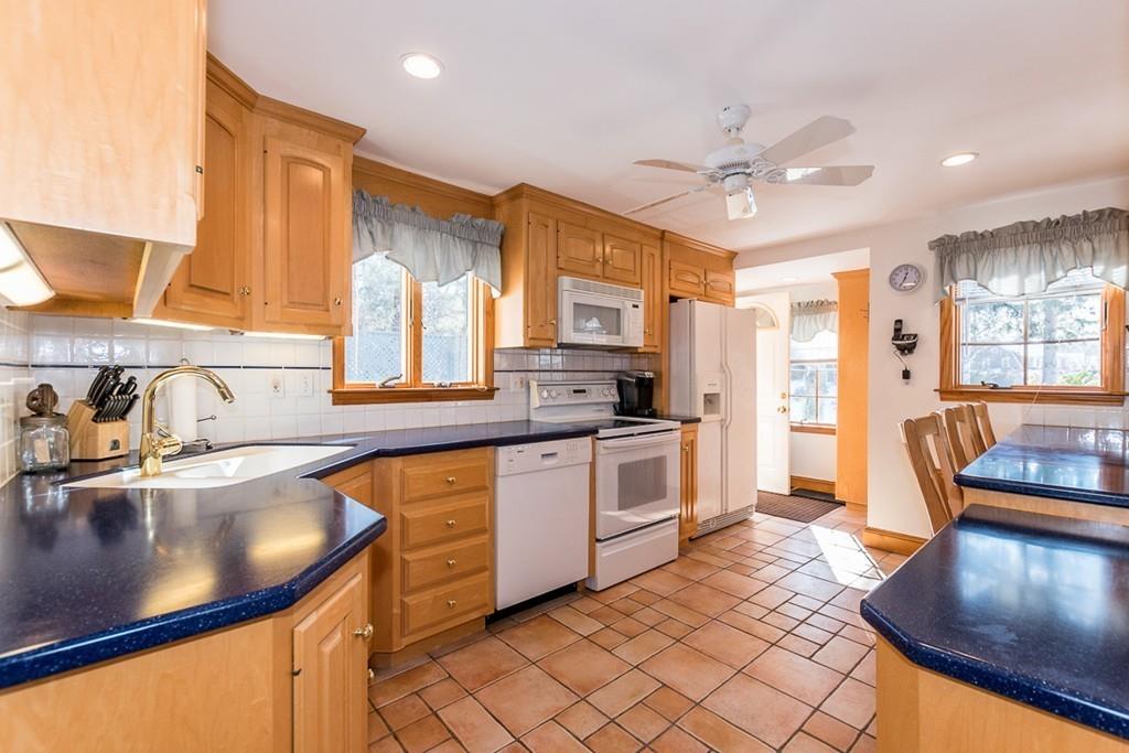 29 Hutchinson Road Walpole, MA 02081 - Photo 4 of 38 Gallery Image 4
