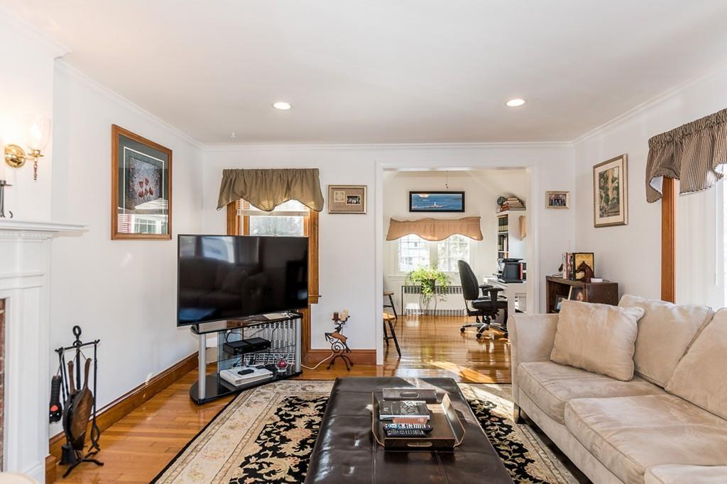 29 Hutchinson Road Walpole, MA 02081 - Photo 8 of 38 Gallery Image 8