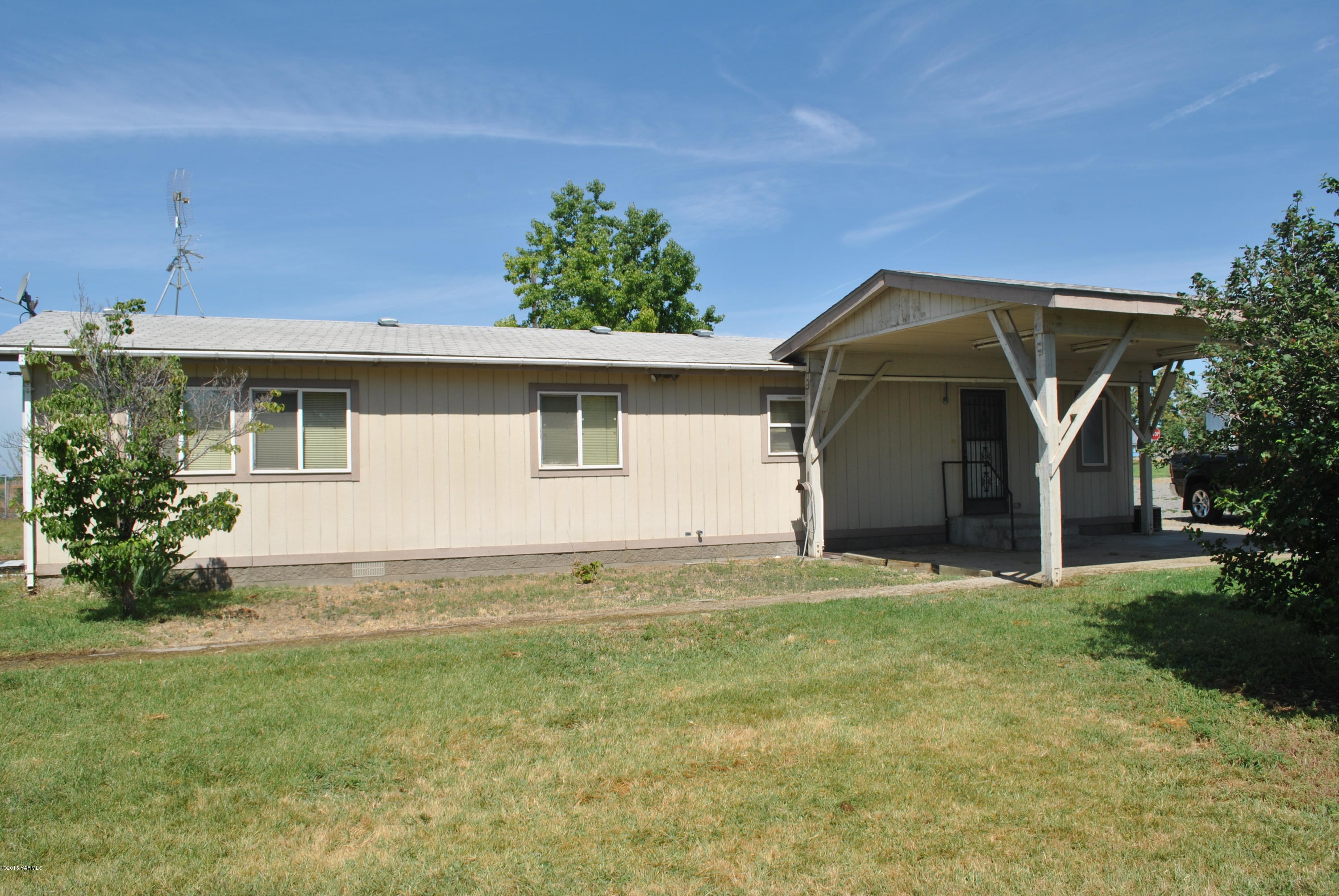 1211 Maple Grove Road Sunnyside, WA 98944 - Photo 2 of 5 a view of a house with a yard