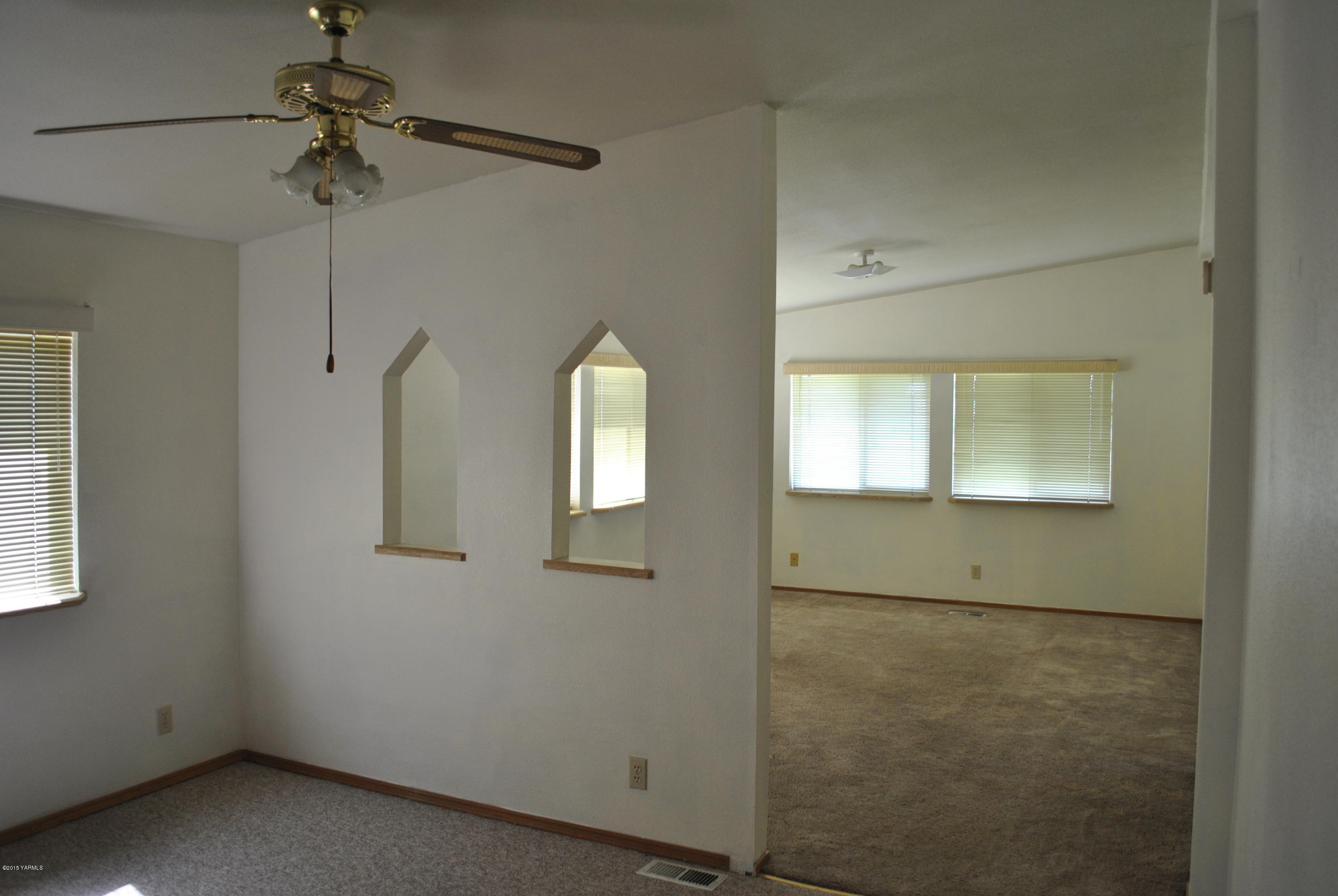 1211 Maple Grove Road Sunnyside, WA 98944 - Photo 4 of 5 a view of a livingroom with windows