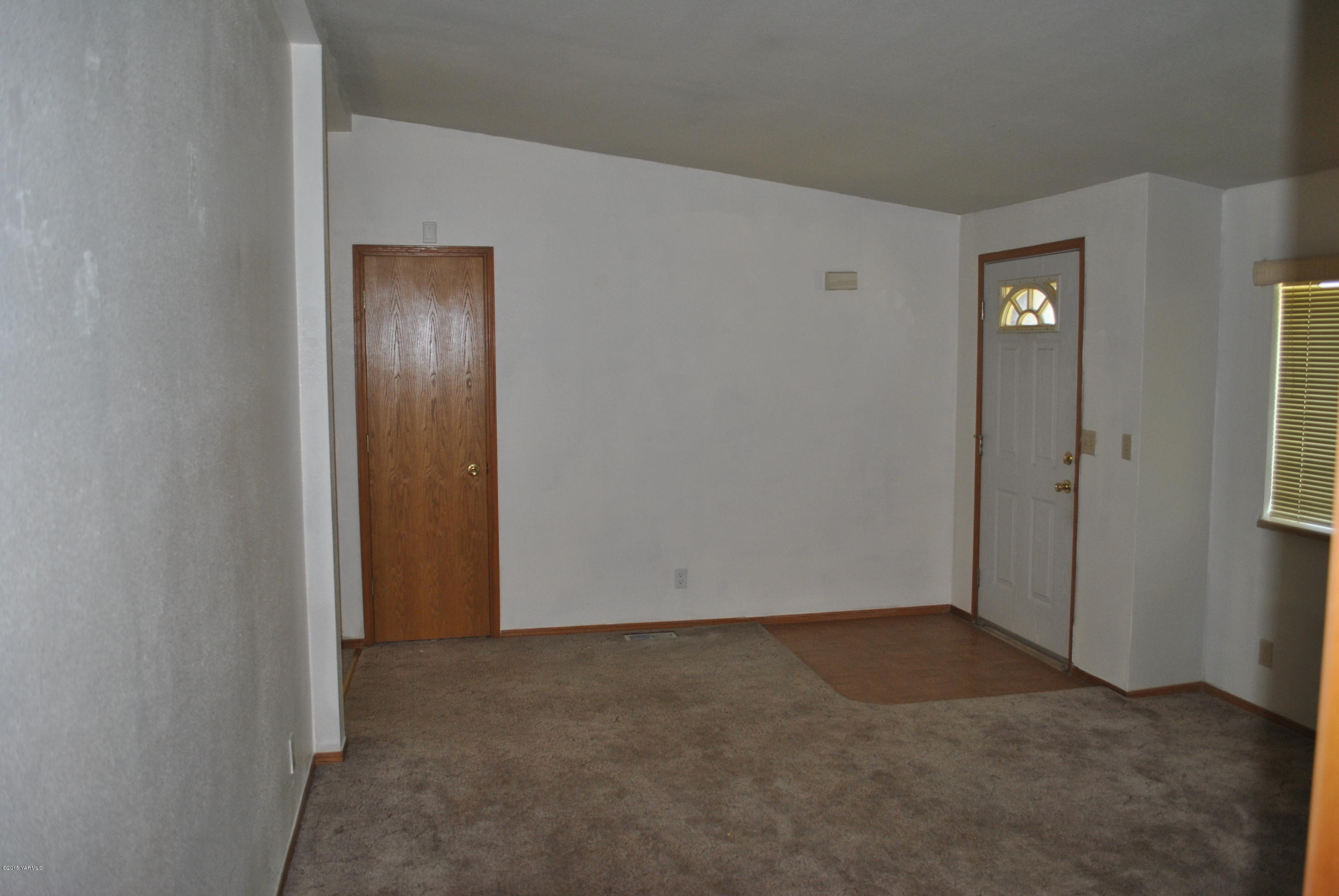 1211 Maple Grove Road Sunnyside, WA 98944 - Photo 5 of 5 an empty room with windows and closet