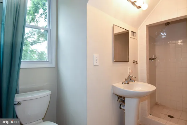 $3,900 | 2905 Boswell Avenue, Alexandria, VA 22306