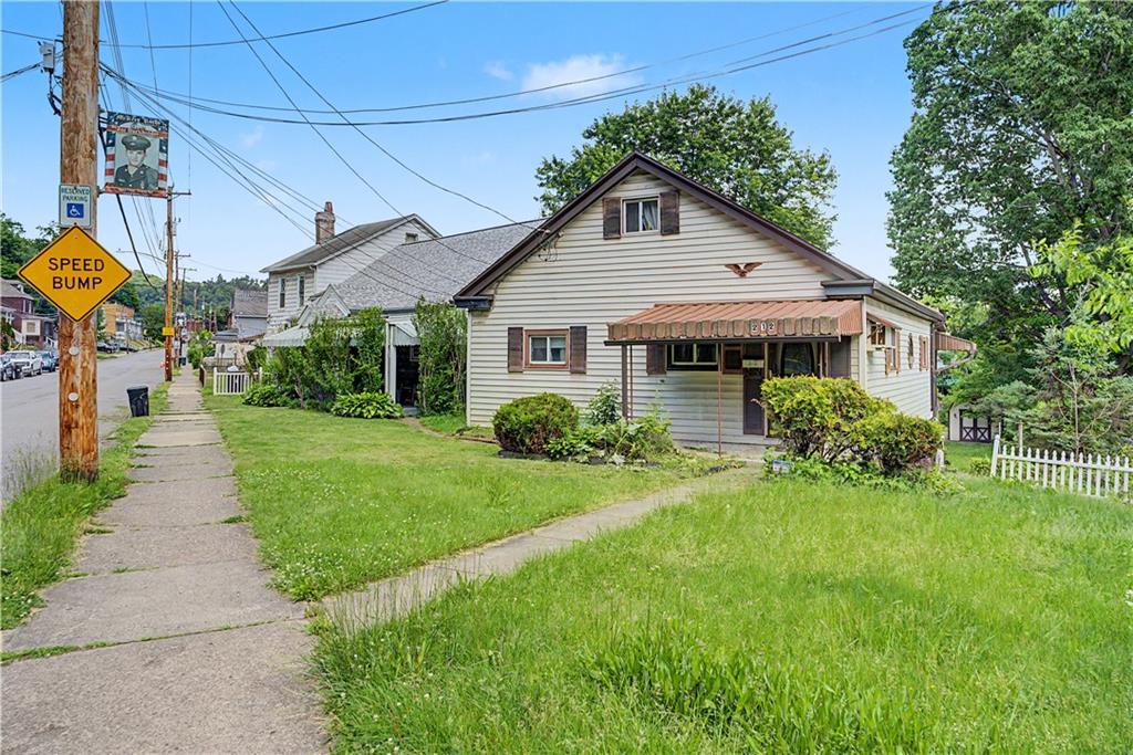 212 Singer Avenue McKees Rocks, PA 15136 - Photo 3 of 38