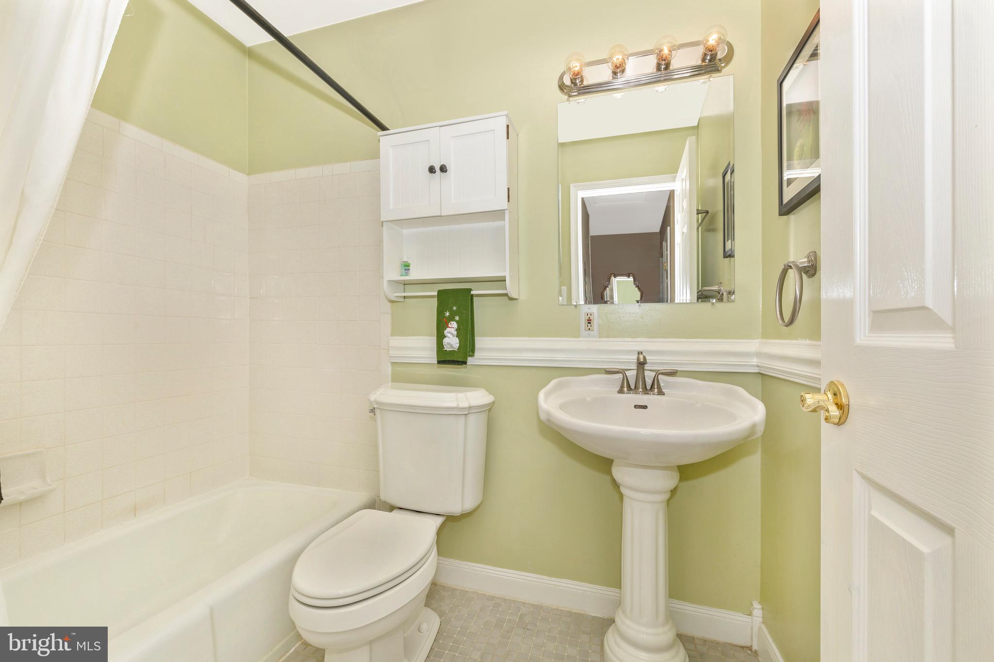 18901 Willow Grove Road Olney, MD 20832 - Photo 29 of 46 Upstairs shared bathroom