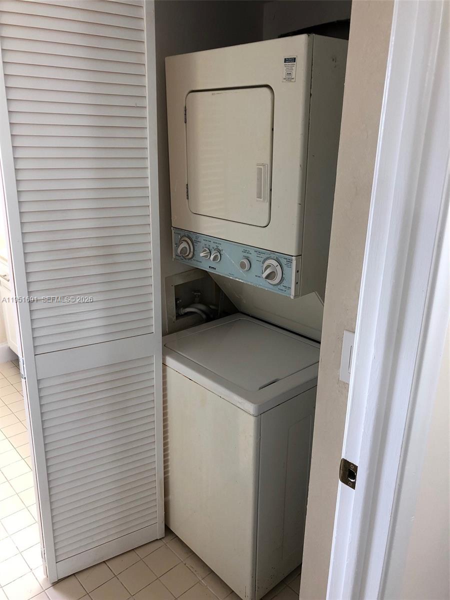 20840 San Simeon Way, Unit 702 Miami, FL 33179 - Photo 21 of 34 a utility room with dryer and washer