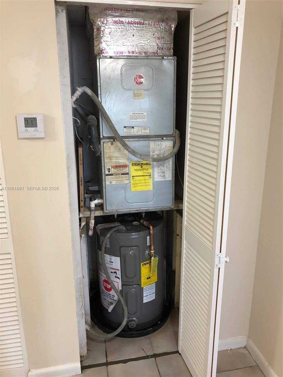 20840 San Simeon Way, Unit 702 Miami, FL 33179 - Photo 27 of 34 a view of washer and dryer