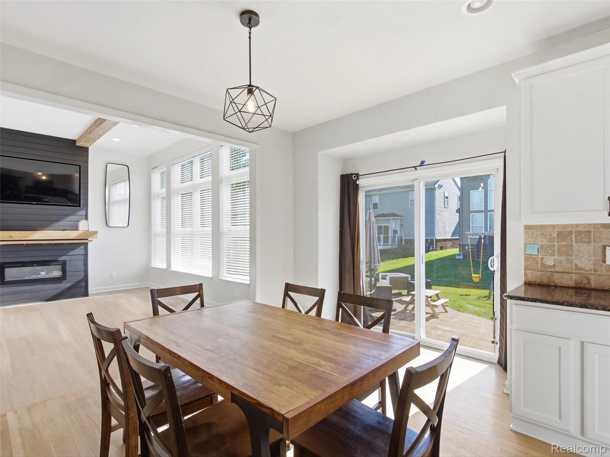 27134 Victoria Road Novi, MI 48374 - Photo 6 of 29 18-minimalist_dining_room.jpg