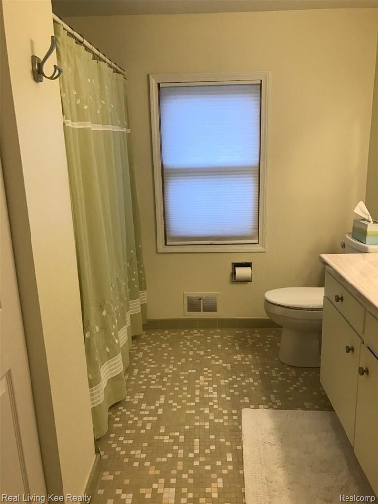 4406 Patrick Road West Bloomfield, MI 48322 - Photo 17 of 31 18.jpg