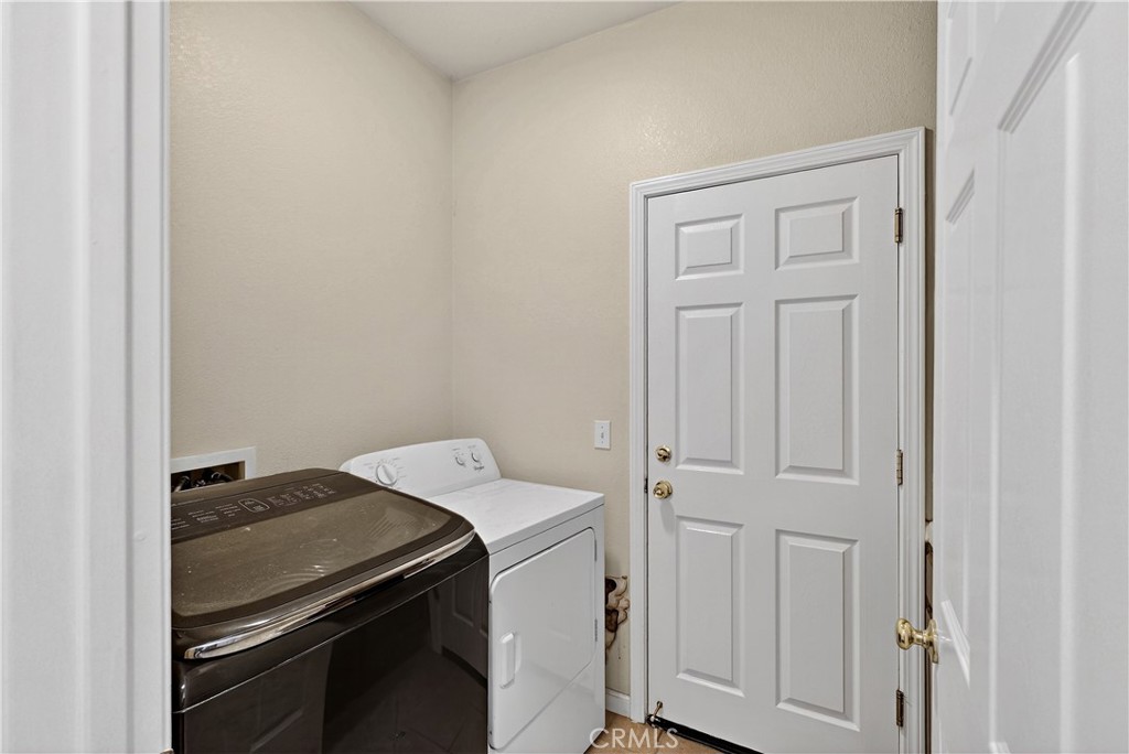 1277 Baxter Drive Merced, CA 95348 - Photo 23 of 63 a utility room with dryer and washer