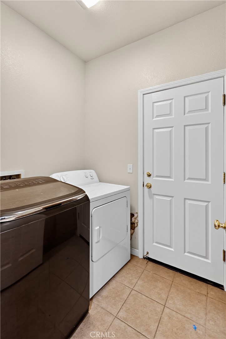 1277 Baxter Drive Merced, CA 95348 - Photo 24 of 63 a utility room with dryer and washer