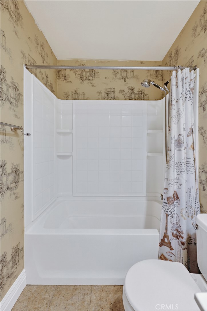 1277 Baxter Drive Merced, CA 95348 - Photo 50 of 63 a bathroom with a toilet and a bathtub