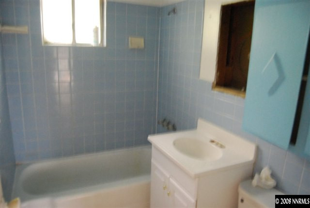 1585 Trainer Way Reno, NV 89512 - Photo 8 of 9 a bathroom with a sink and a bathtub