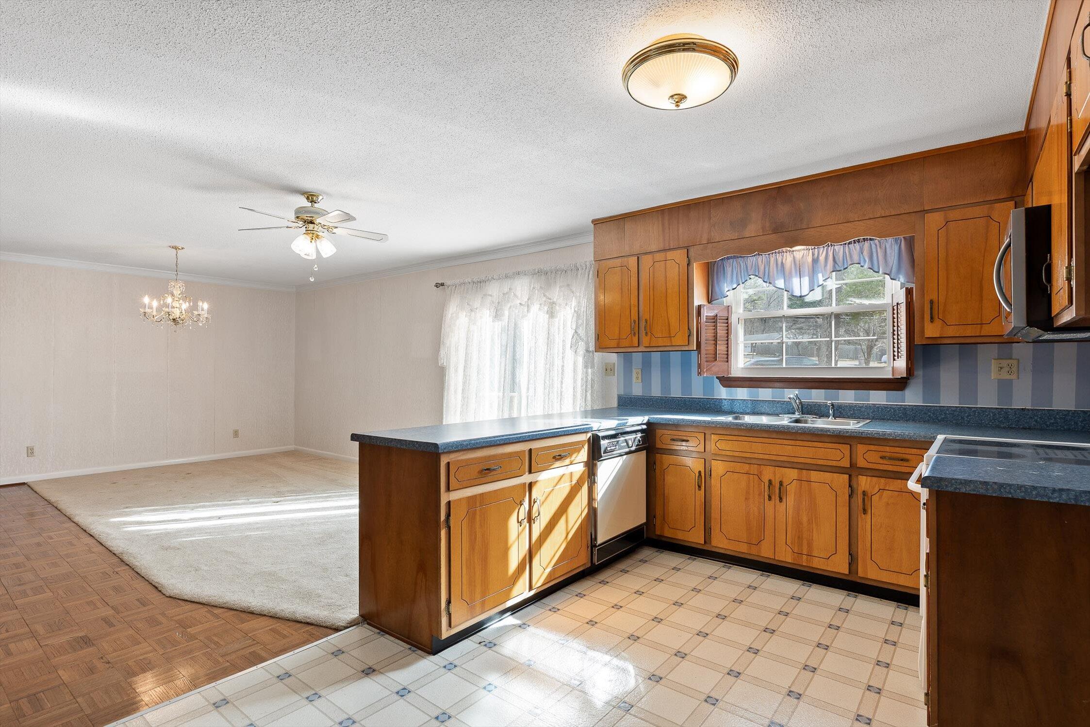 2104 Crown Ct Lane Chattanooga, TN 37421 - Photo 4 of 29 Kitchen