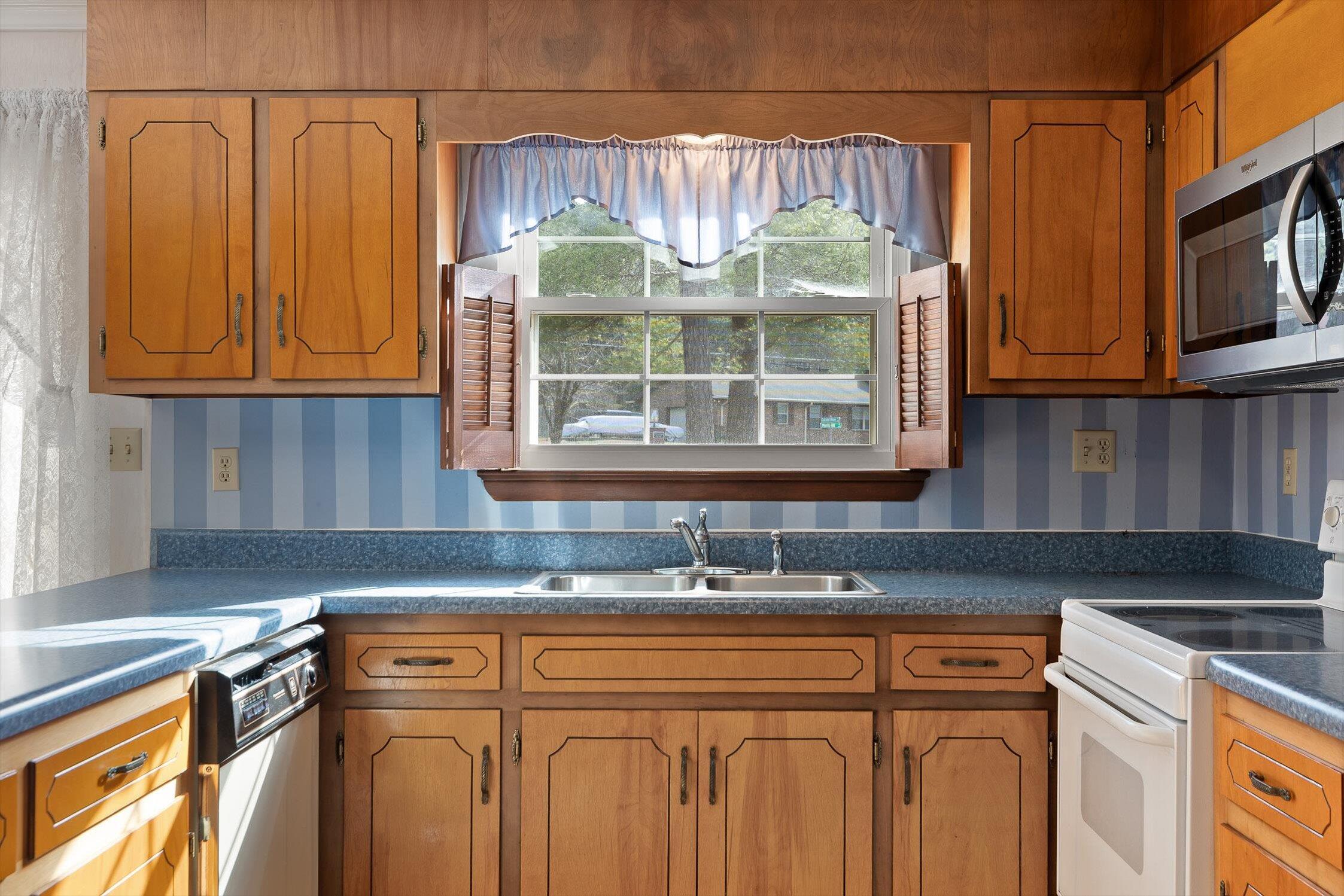 2104 Crown Ct Lane Chattanooga, TN 37421 - Photo 5 of 29 Kitchen