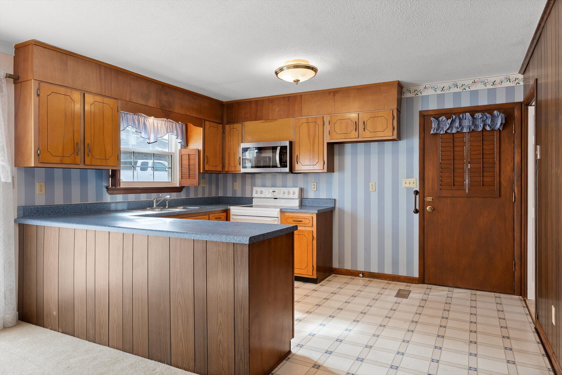 2104 Crown Ct Lane Chattanooga, TN 37421 - Photo 7 of 29 Kitchen