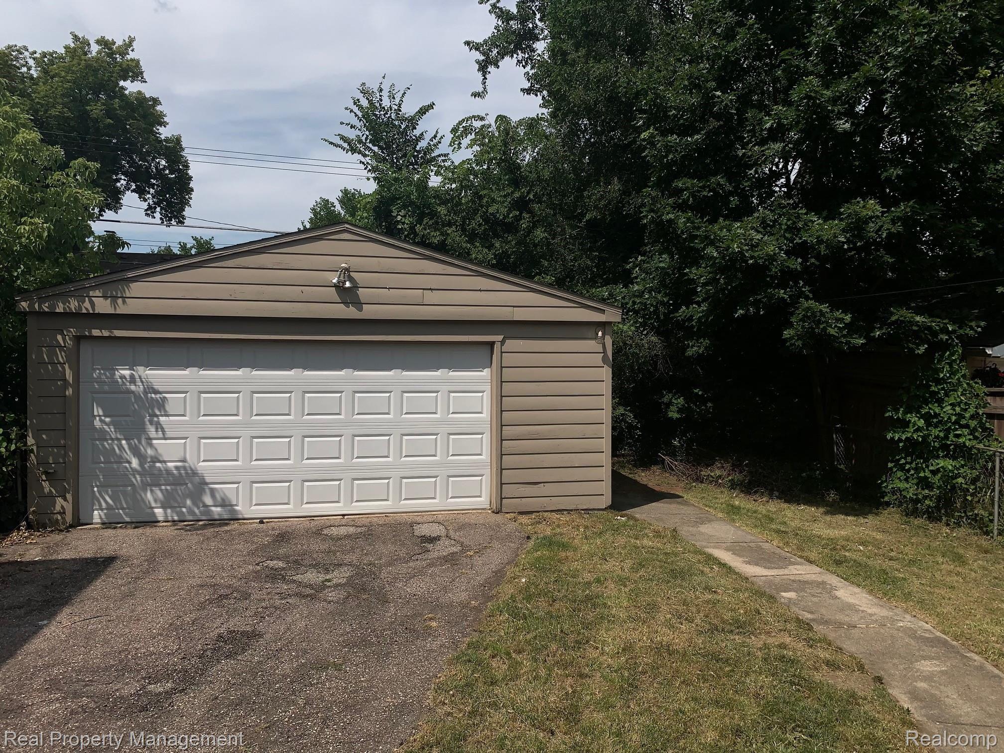 1471 Ruffner Avenue Birmingham, MI 48009 - Photo 12 of 12 IMG_1001.jpg