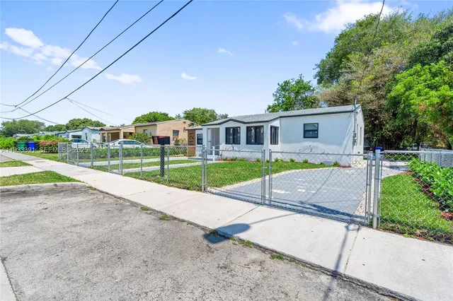 a view of big yard in front of house
