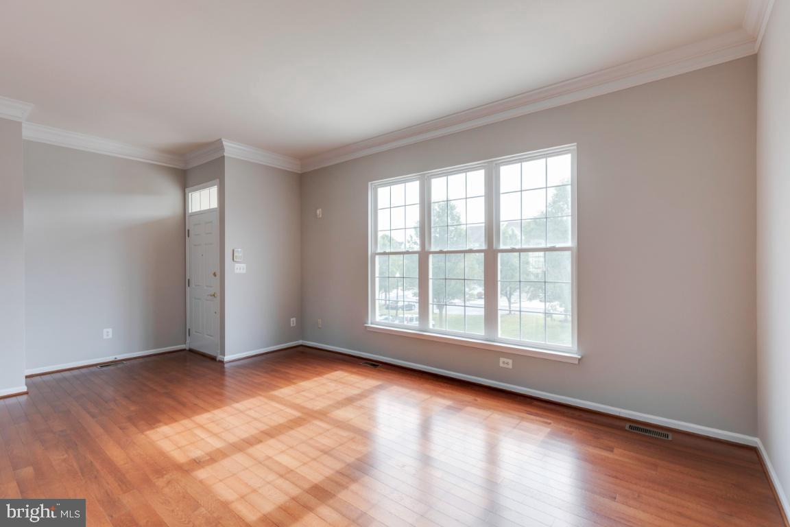 25286 McIntyre Square Chantilly, VA 20152 - Photo 5 of 35