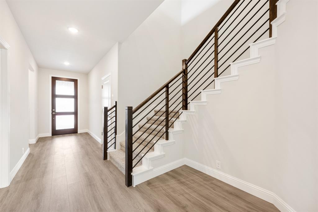 3512 Granite Rapids Road Mesquite, TX 75181 - Photo 5 of 40 an entryway in a hall with a window and wooden floor