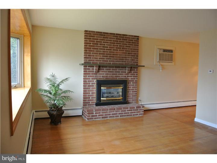 16 Woodview Road Malvern, PA 19355 - Photo 2 of 23 Living Room