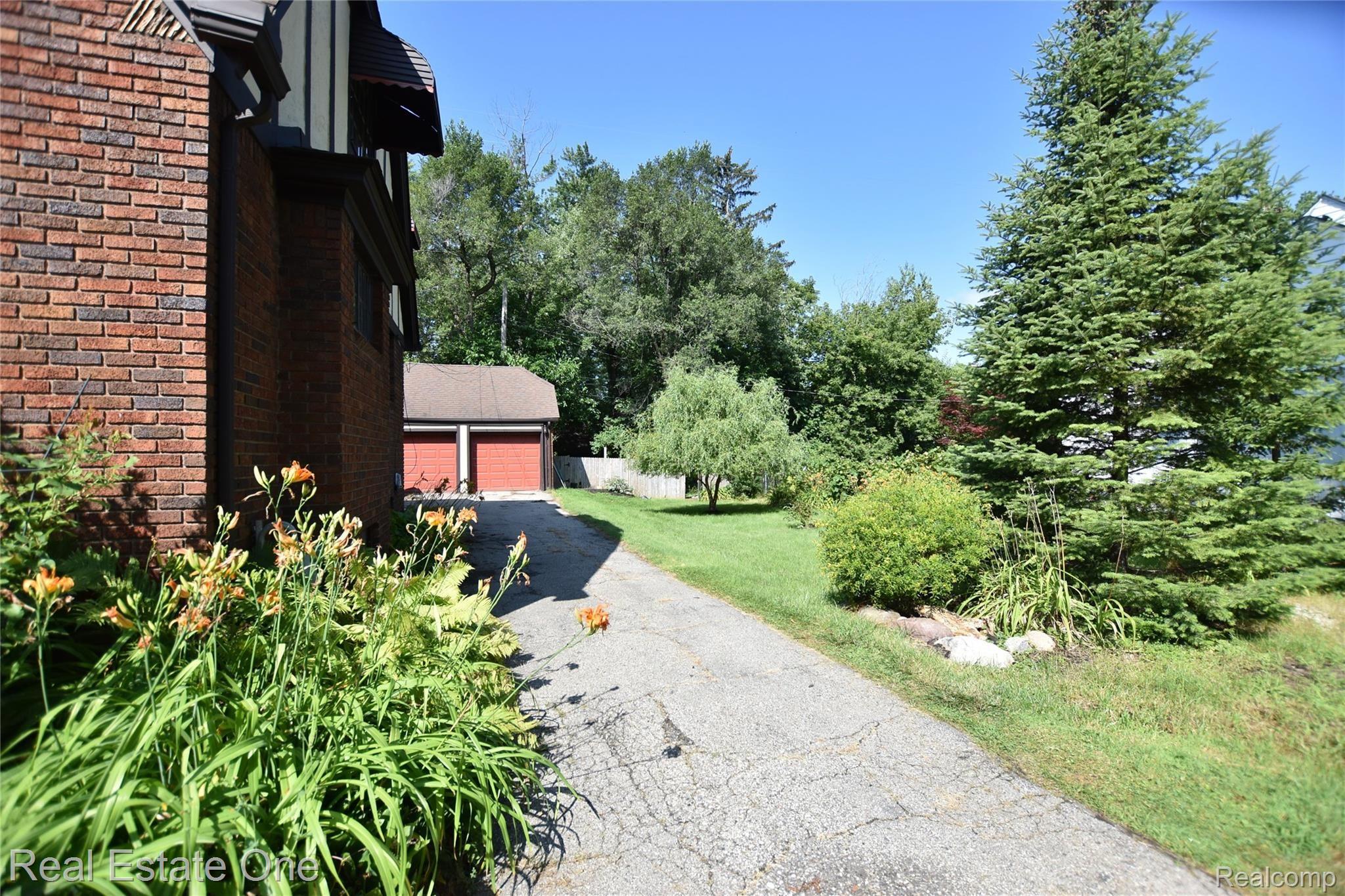 206 Chippewa Road Pontiac, MI 48341 - Photo 31 of 35 spacious yard - 1+1/2 lots
