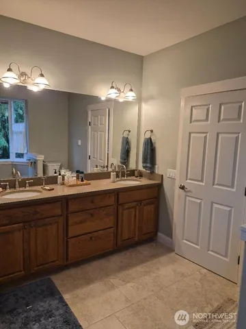 a view of a livingroom with furniture