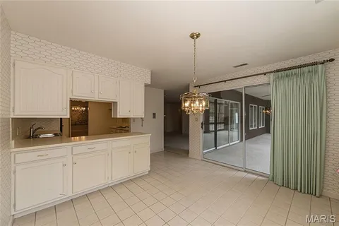 $430,000 | 14308 East Conway Meadows Court, Unit 201, Chesterfield, MO 63017