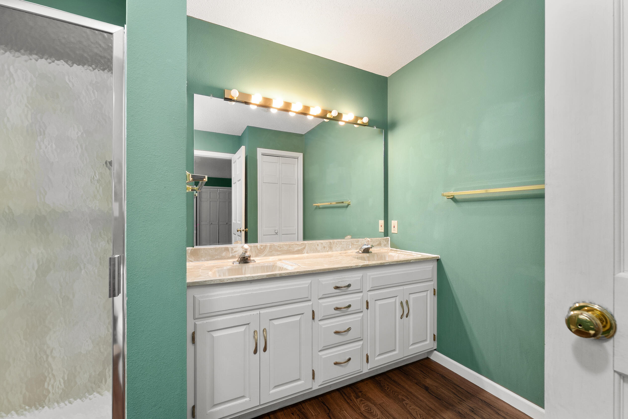 137 Canterbury Road Washington, WI 54701 - Photo 18 of 40 Double vanity