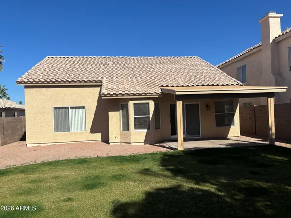 a view of a house with yard