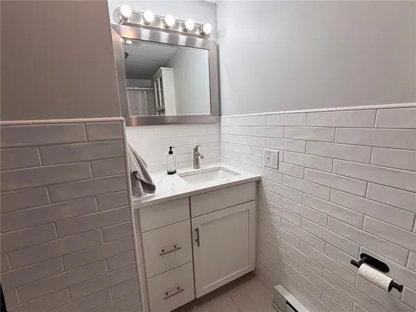 $2,100 | 4162 Post Road, Unit 15, Warwick, RI 02818