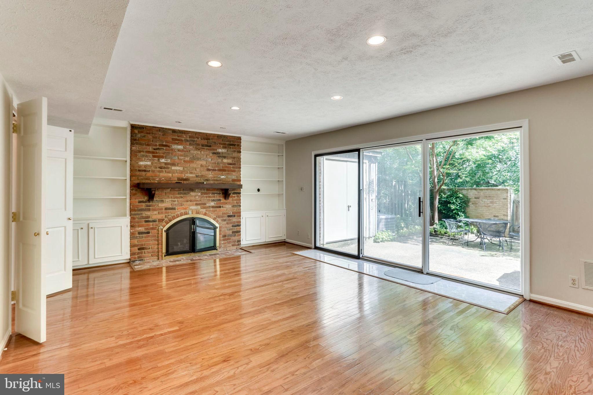 2307 North Glebe Road Arlington, VA 22207 - Photo 13 of 35 Main level living room with door to back patio