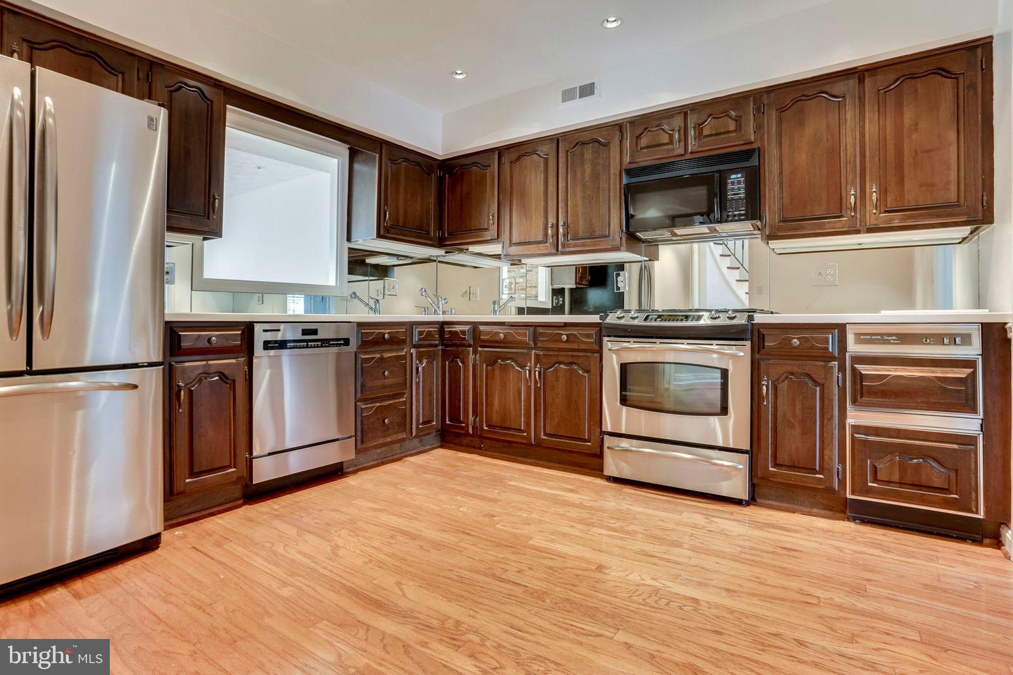 2307 North Glebe Road Arlington, VA 22207 - Photo 10 of 35 Stainless steel appliances