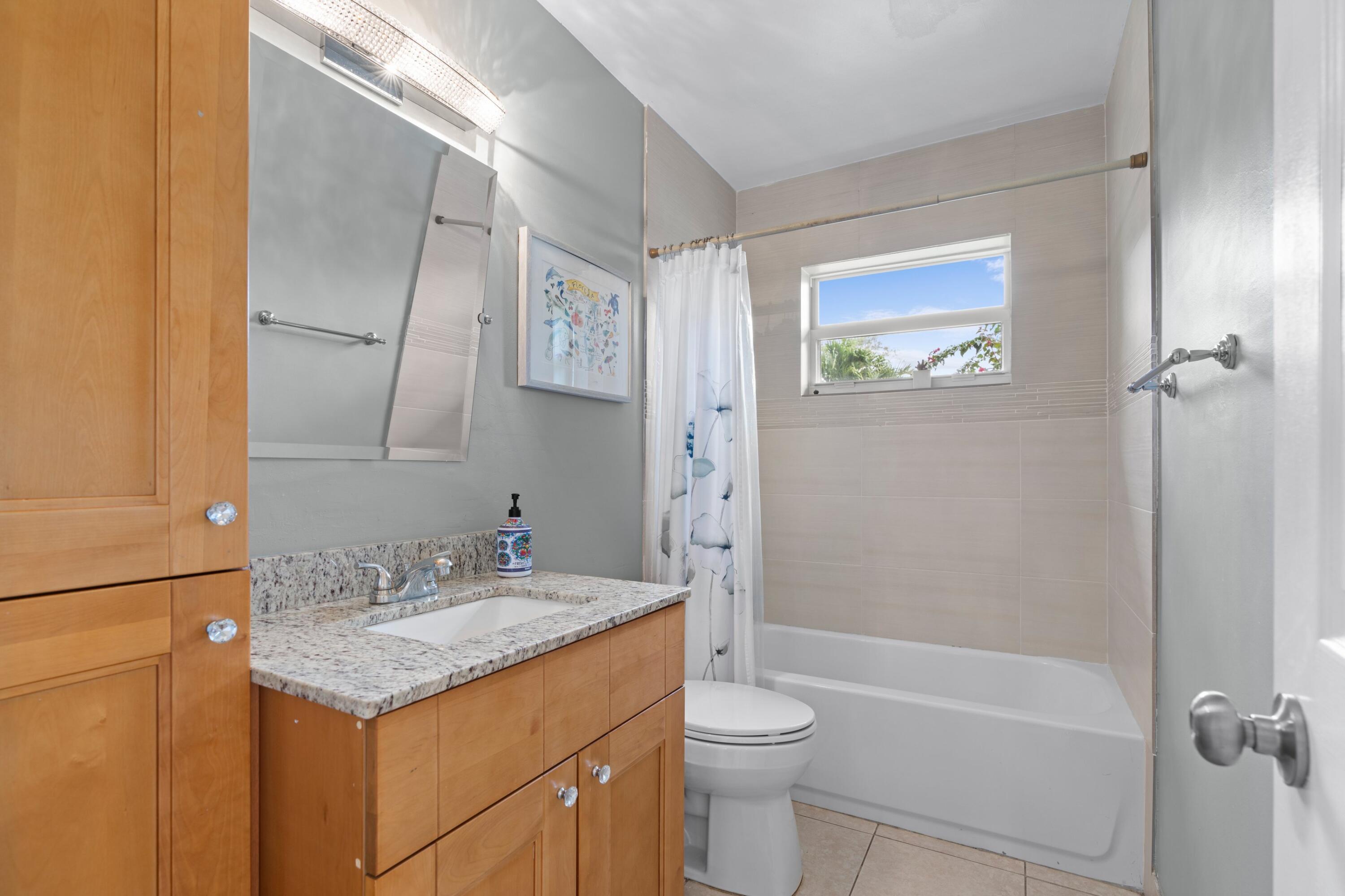 900 Northwest 5th Avenue Boca Raton, FL 33432 - Photo 12 of 26 Bathroom #2
