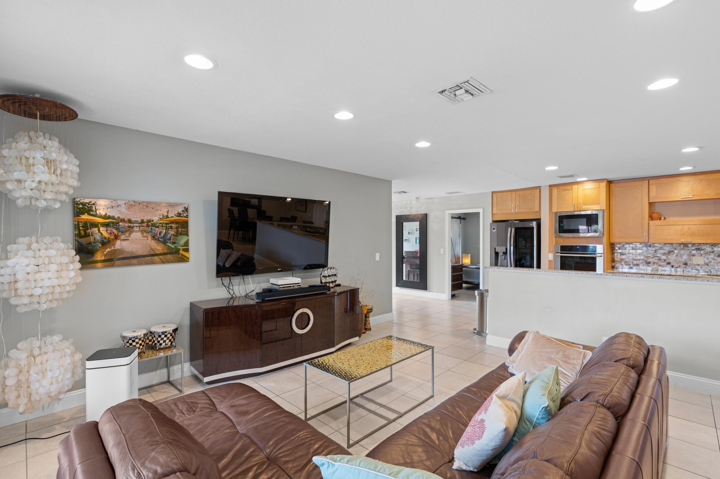 900 Northwest 5th Avenue Boca Raton, FL 33432 - Photo 5 of 26 Living Room