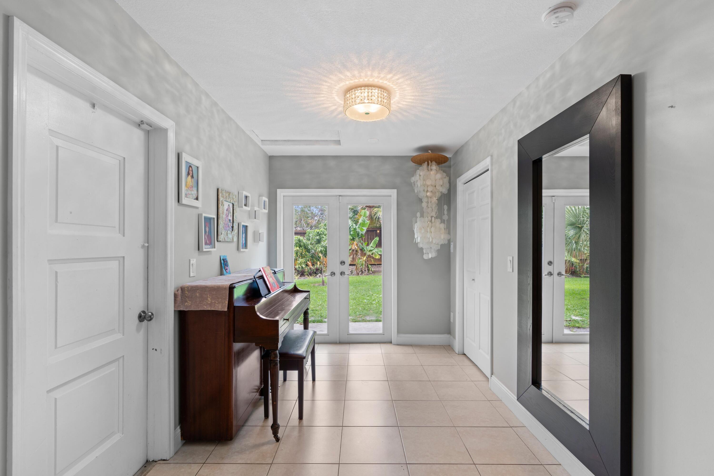 900 Northwest 5th Avenue Boca Raton, FL 33432 - Photo 6 of 26 Foyer